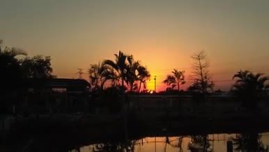 夕阳朝阳下的剪影村庄可以做视频合成素材视频的预览图